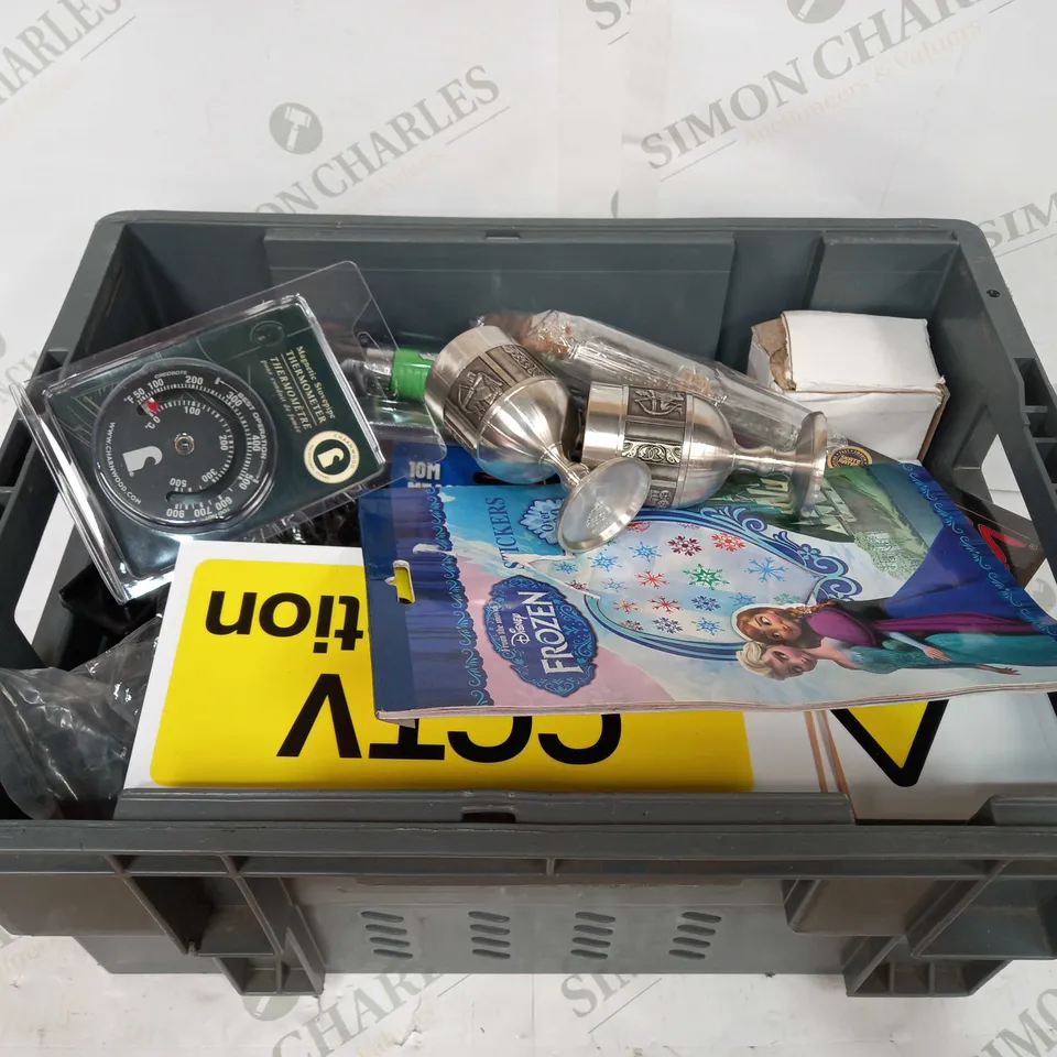 LOT TO CONTAIN APPROX 25 X ASSORTED HOMEWARE PRODUCTS, INCLUDES STICKERS, SIGNS, TAPE MEASURE, TRIMMER, COMPUTER MOUSE ETC