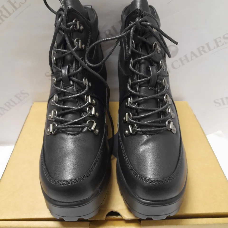 KOI BOA V2 BLACK HIKING BOOTS - SIZE 6