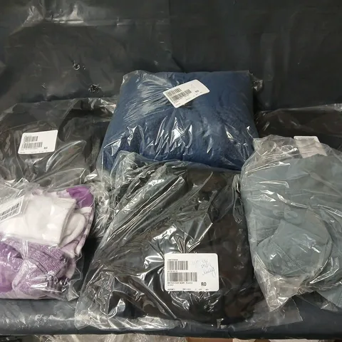 APPROXIMATELY 20 ASSORTED CLOTHING ITEMS IN VARIOUS SIZES, STYLES & COLOURS TO INCLUDE DENIM JACKET, BLAZER, LEATHER JACKET, ETC