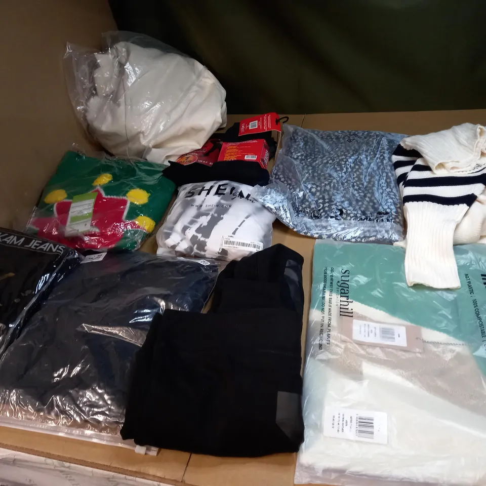LOT OF APPROX 20 ASSORTED CLOTHING ITEMS TO INCLUDE JUMPERS, JEANS AND T-SHIRTS