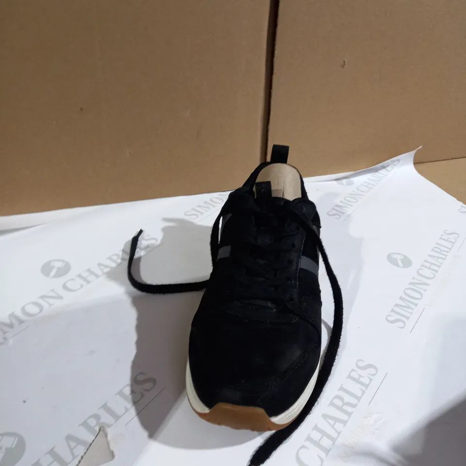 VIONIC ROCHELLE TRAINERs in black size 4 
