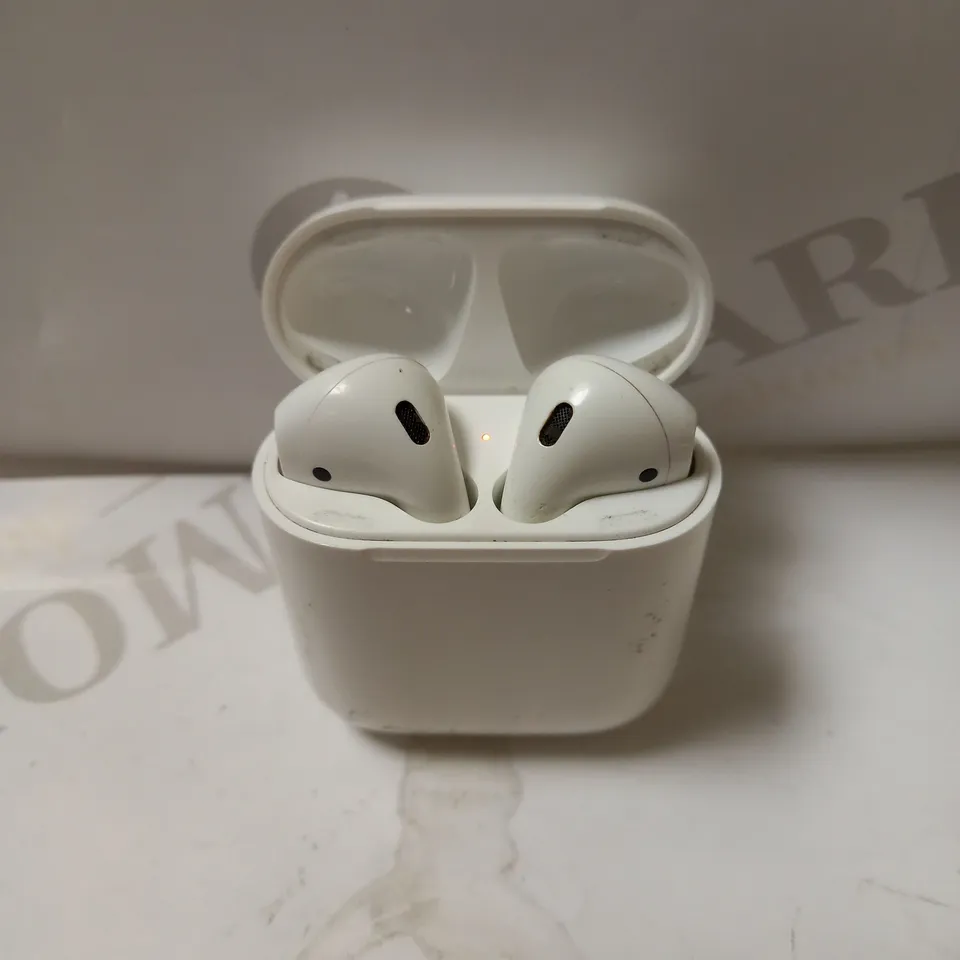 MISMATCHED APPLE AIRPODS 