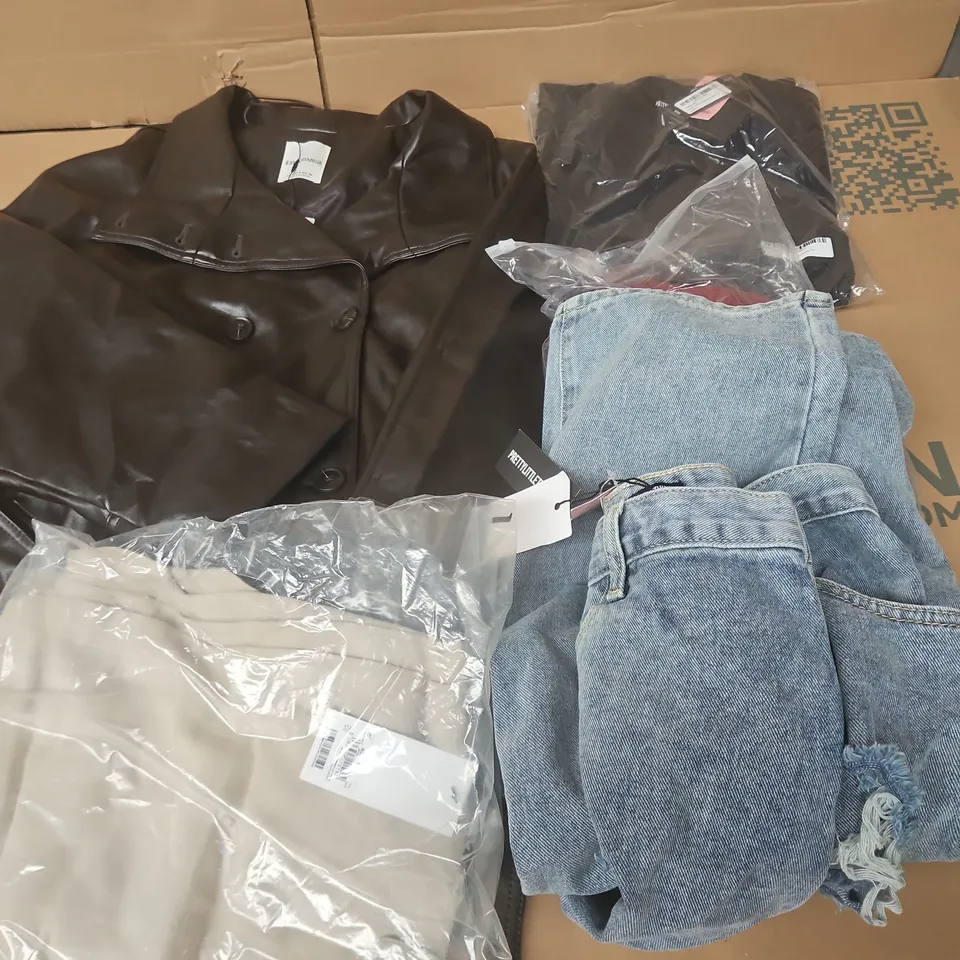 APPROXIMATELY 25 ASSORTED CLOTHING ITEMS IN VARIOUS SIZES, STYLES & COLOURS TO INCLUDE BRANDS SUCH AS PRETTYLITTLETHING, STRADIVARIUS, LISPY LONDON, ETC - COLLECTION ONLY