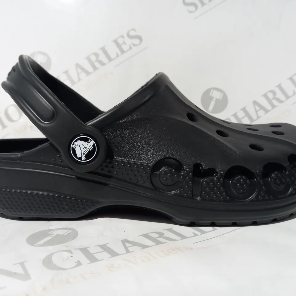 BOXED PAIR OF CROCS BAYA CLOGS IN BLACK SIZE M3/W4