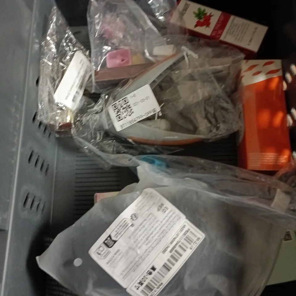 APPROXIMATEY 20 ASSORTED HEALTH AND BEAUTY PRODUCTS TO INCLUDE - RITUALS BODY SCRUB - MINOXIDIL SOLUTION AND COLOUR WOW DREAM COAT SPRAY