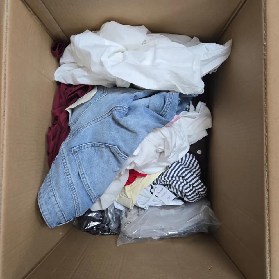 BOX OF APPROXIMATELY 15 ASSORTED CLOTHING ITEMS TO INCLUDE: COTTON TRADERS SHORTS 