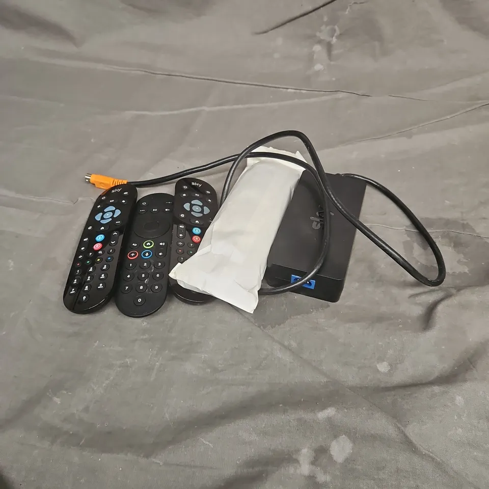APPROXIMATELY 15 ASSORTED ELECTRICAL PRODUCTS TO INCLUDE REMOTES, CABLES, ETC 