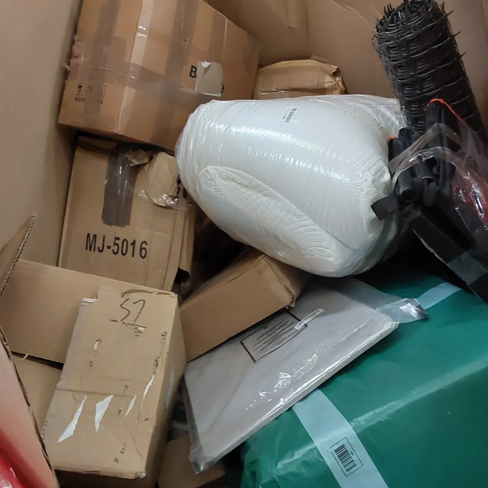PALLET OF ASSORTED ITEMS INCLUDING: ALDEN HEATER, BEDDING, FABRIC WARDROBE ECT