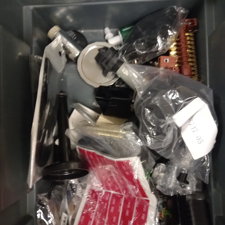 BOX OF APPROXIMATELY 15 ASSORTED HOUSEHOLD ITEMS TO INCLUDE WIRELESS HEADPHONES, SLIM BALL POINT TWIST PEN, INTELLIGENT NIGHT LIGHT ETC 