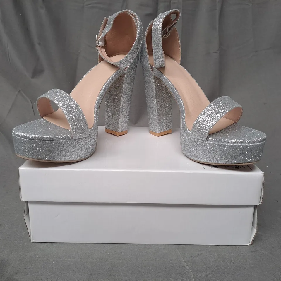 BOXED PAIR OF DESIGNER OPEN TOE HIGH BLOCK HEEL SANDALS IN SILVER W. GLITTER EFFECT EU SIZE 40