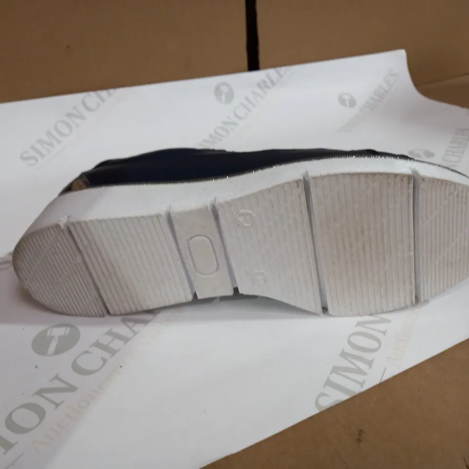 MODA NAVY  TRAINERS SIZE 5