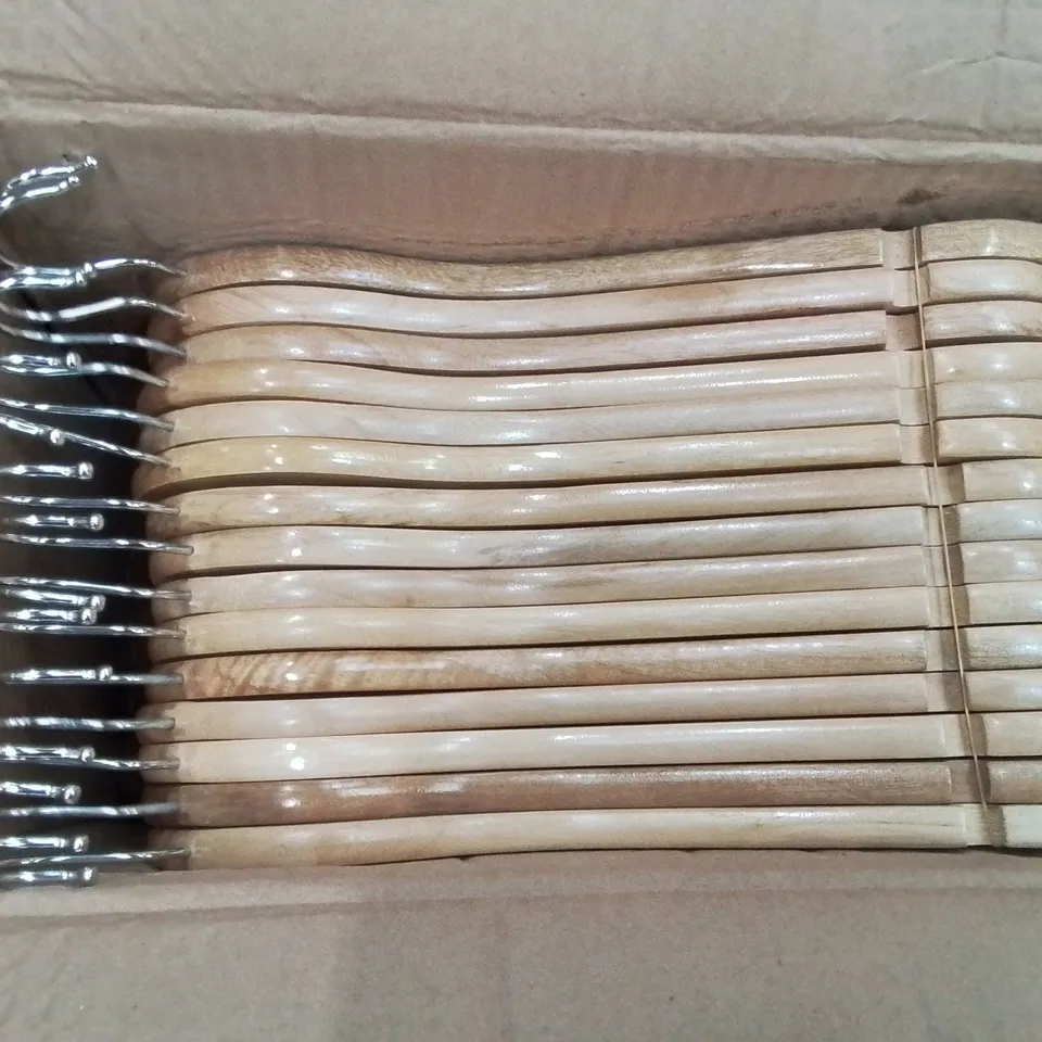 BOXED KEPLIN 30 PACK OF WOODEN COAT HANGERS