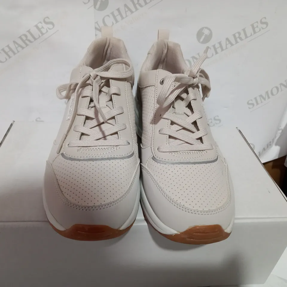 BOXED PAIR OF SKECHERS CREAM TRAINERS - SIZE 6