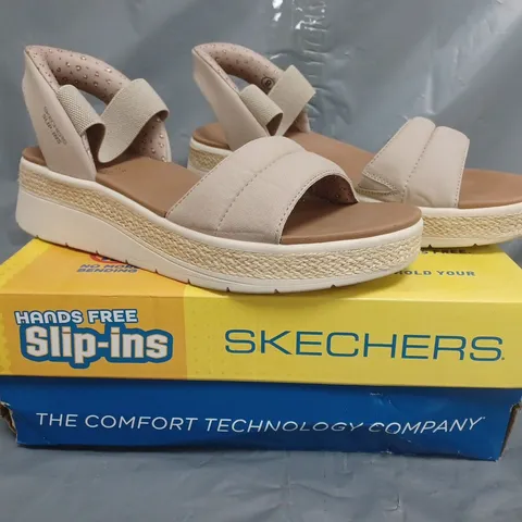 BOXED PAIR OF SKECHERS SUN RAY OPEN TOE SHOES IN TAUPE SIZE 6