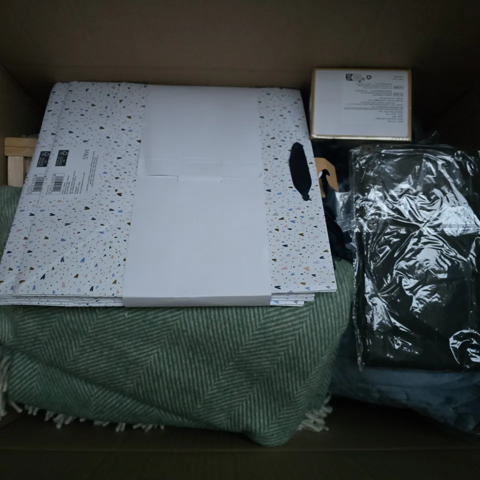 APPROXIMATELY 12 ASSORTED HOUSEHOLD PRODUCTS TO INCLUDE WOOL THROW, YARN, GIFTBAGS, ETC - COLLECTION ONLY