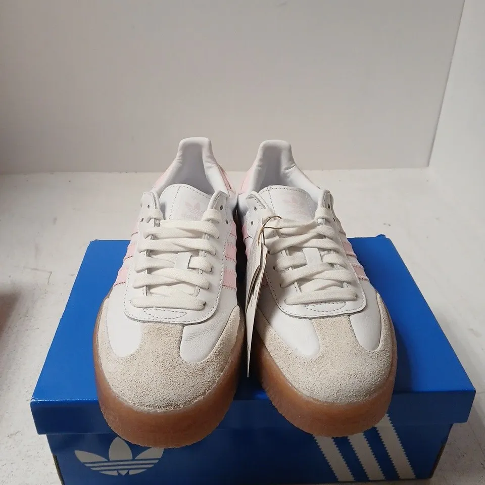 BOXED PAIR OF ADIDAS SAMBA J TRAINERS – WHITE/PINK, GUM SOLE, UK 5