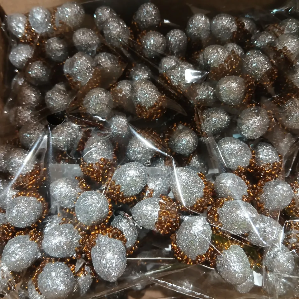 APPROXIMATELY 24 BUNCHES OF GISELA GRAHAM SILVER GLITTER CHRISTMAS BAUBLES 