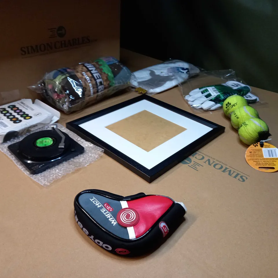 LOT OF APPROX 10 ASSORTED HOUSEHOLD/ GIFT ITEMS TO INCLUDE: HOT WATER BOTTLE, PACKAGED MINE CRAFT FLEECE, VINYL COASTERS