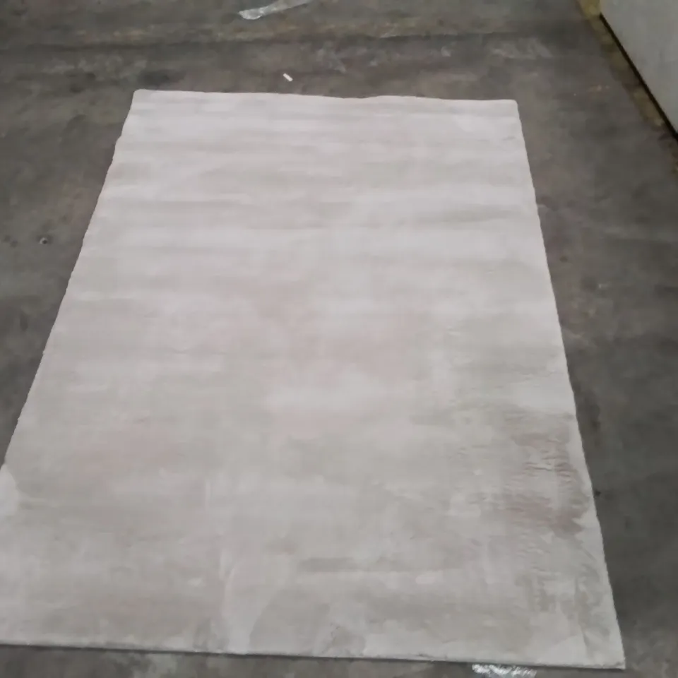 QUALITY DESIGNER AREA RUG - APPROXIMATELY 200X140CM