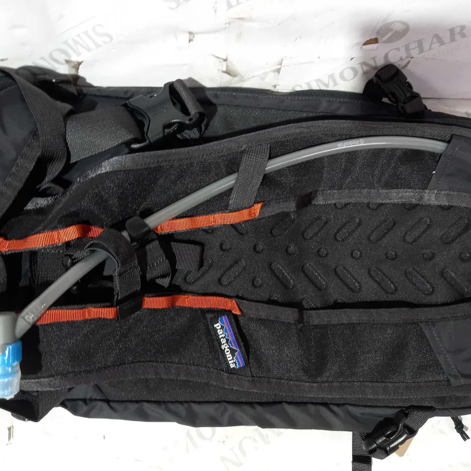PATAGONIA DIRT ROAMER PACK IN INK BLACK SIZE L/XL (20L)