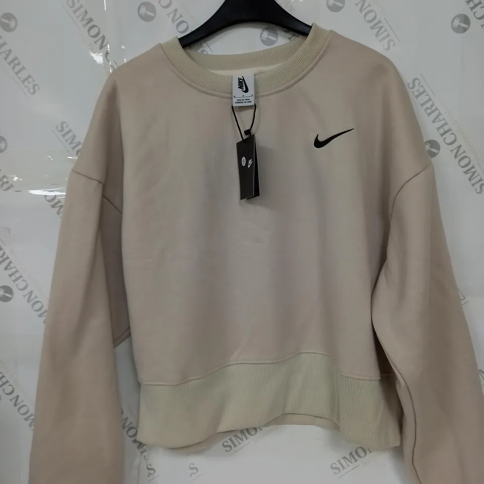 NIKE EMBROIDED ROUNDNECK FLEECE IN CREAM - MEDIUM