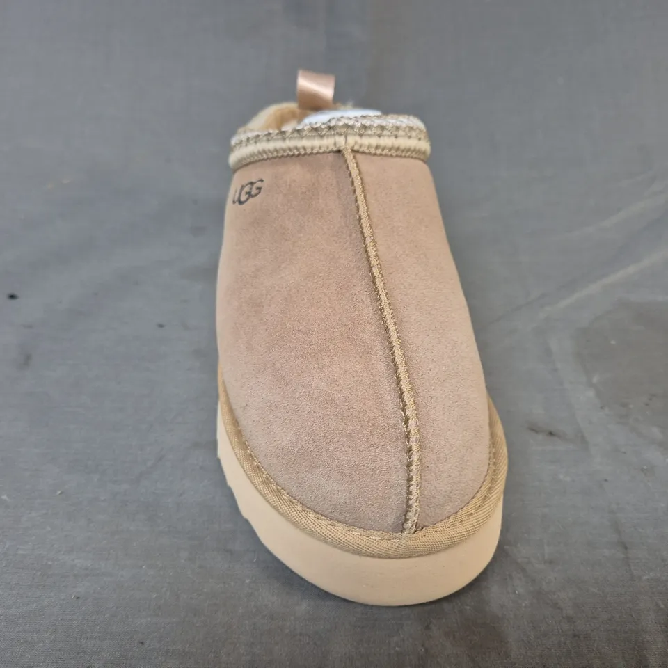 BOXED PAIR OF UGG SHOES IN GREY-PINK UK SIZE 4