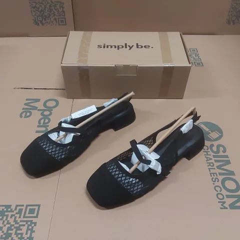 BOX CONTAINING APPROXIMATELY 9x BRAND NEW SIMPLY BE BLACK JUPITER WIDE SHOES - SIZE 7
