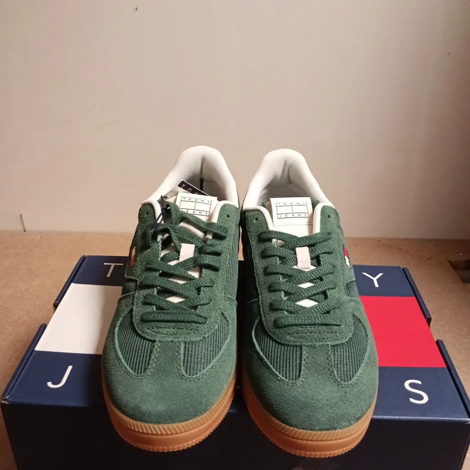 BOXED PAIR OF TOMMY JEANS GREEN SUEDE TRAINERS – UK SIZE 9.5