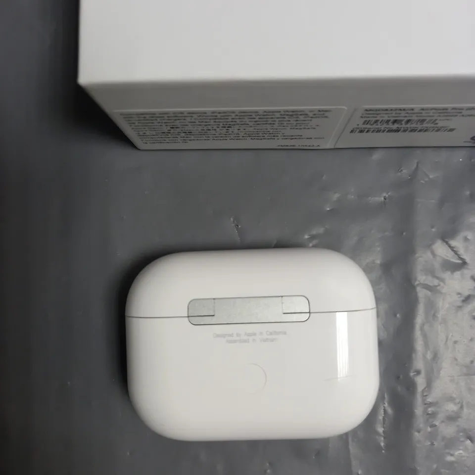 BOXED APPLE AIRPODS PRO 2ND GENERATION WITH MAGSAFE CHARGING CASE IN WHITE