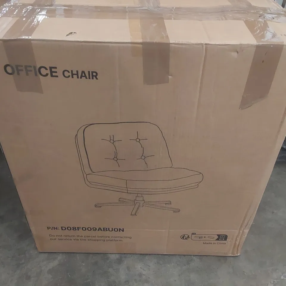 BOXED OFFICE CHAIR IN BLUE