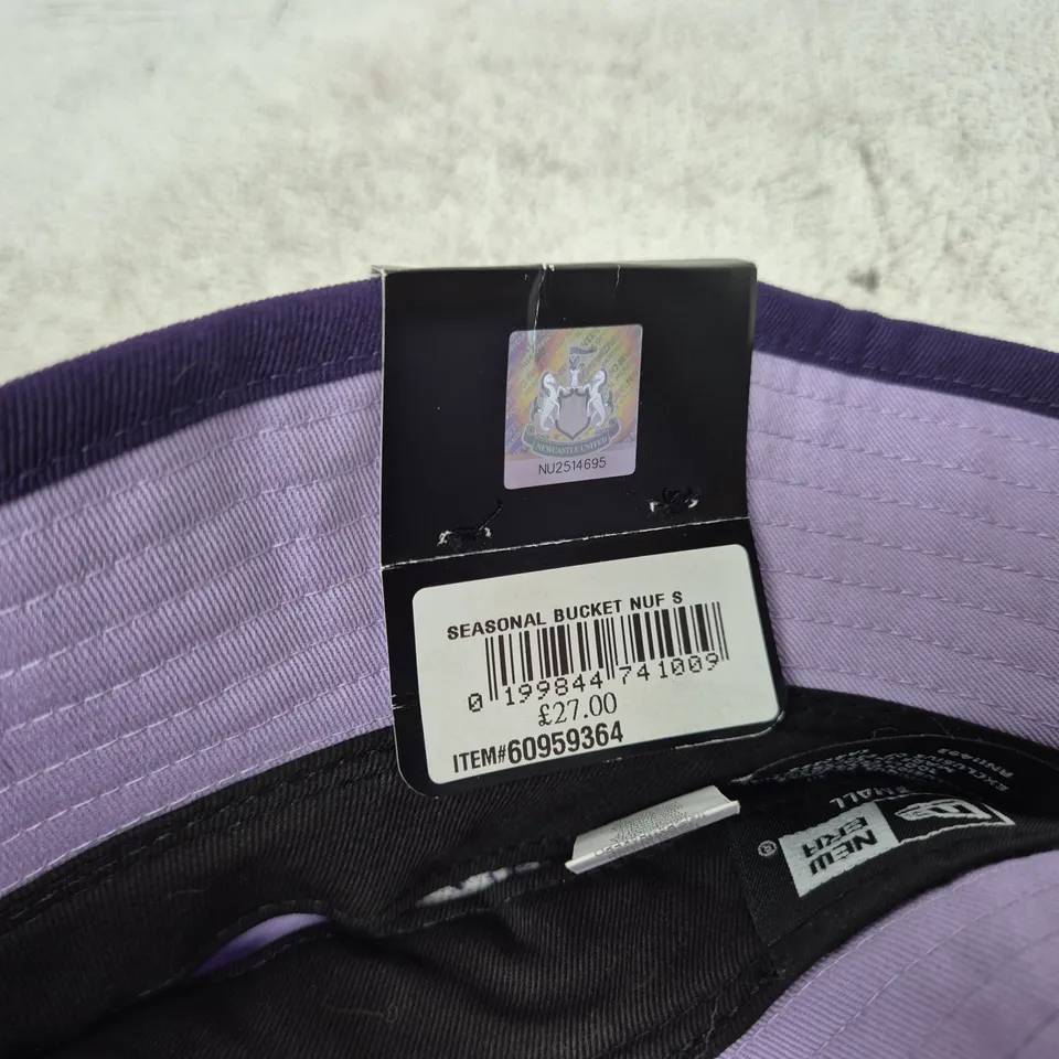 NEW ERA NEWCASTLE UNITED BUCKET HAT IN PURPLE