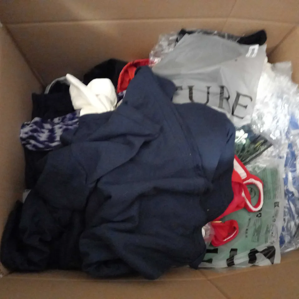 LARGE QUANTITY OF CLOTHING ITEMS TO INCLUDE DRESSES, SWEATERS, JEANS, T-SHIRTS, ETC