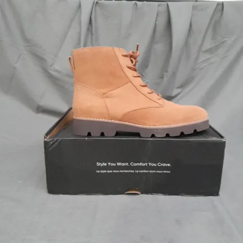 BOXED PAIR OF VIONIC LARSON LACE UP BOOTS IN TOFFEE SIZE 6 