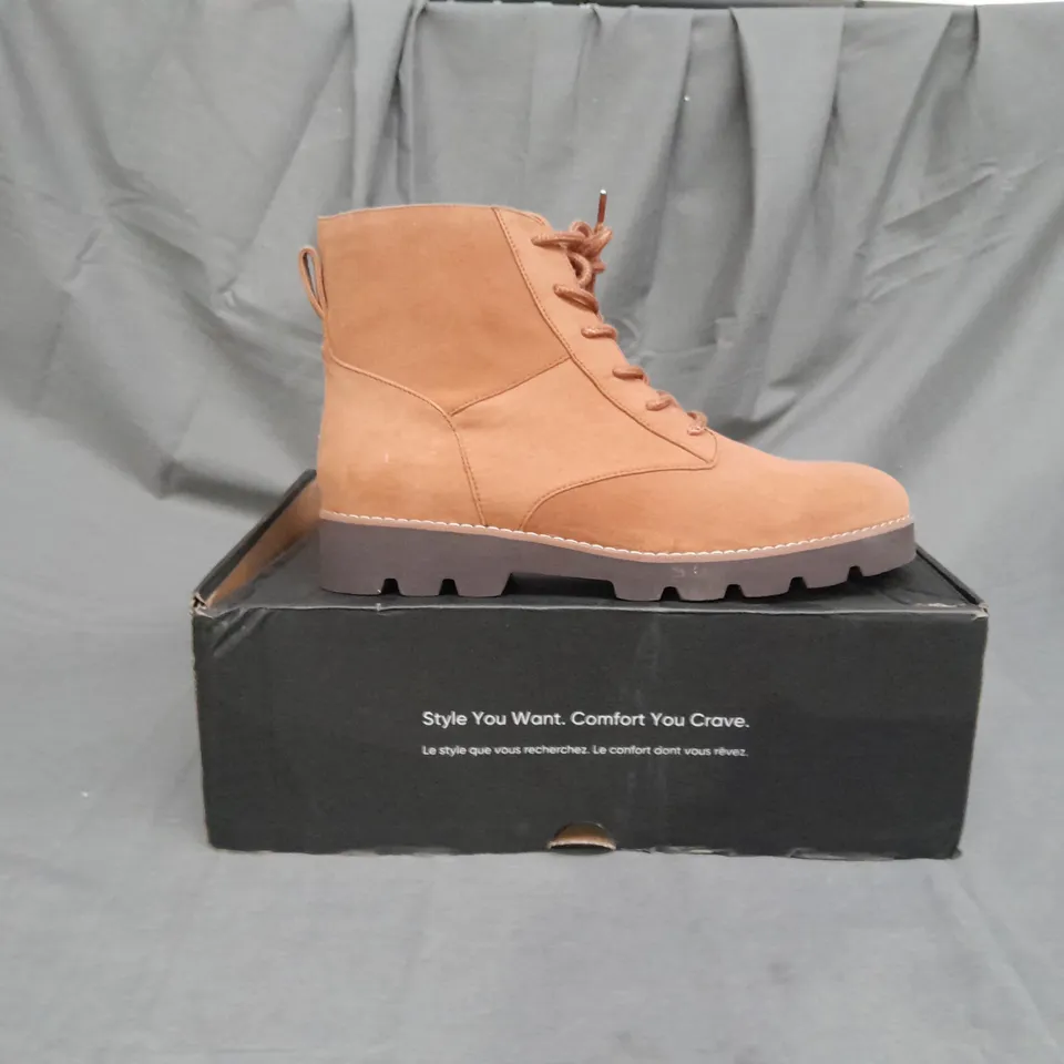 BOXED PAIR OF VIONIC LARSON LACE UP BOOTS IN TOFFEE SIZE 6 