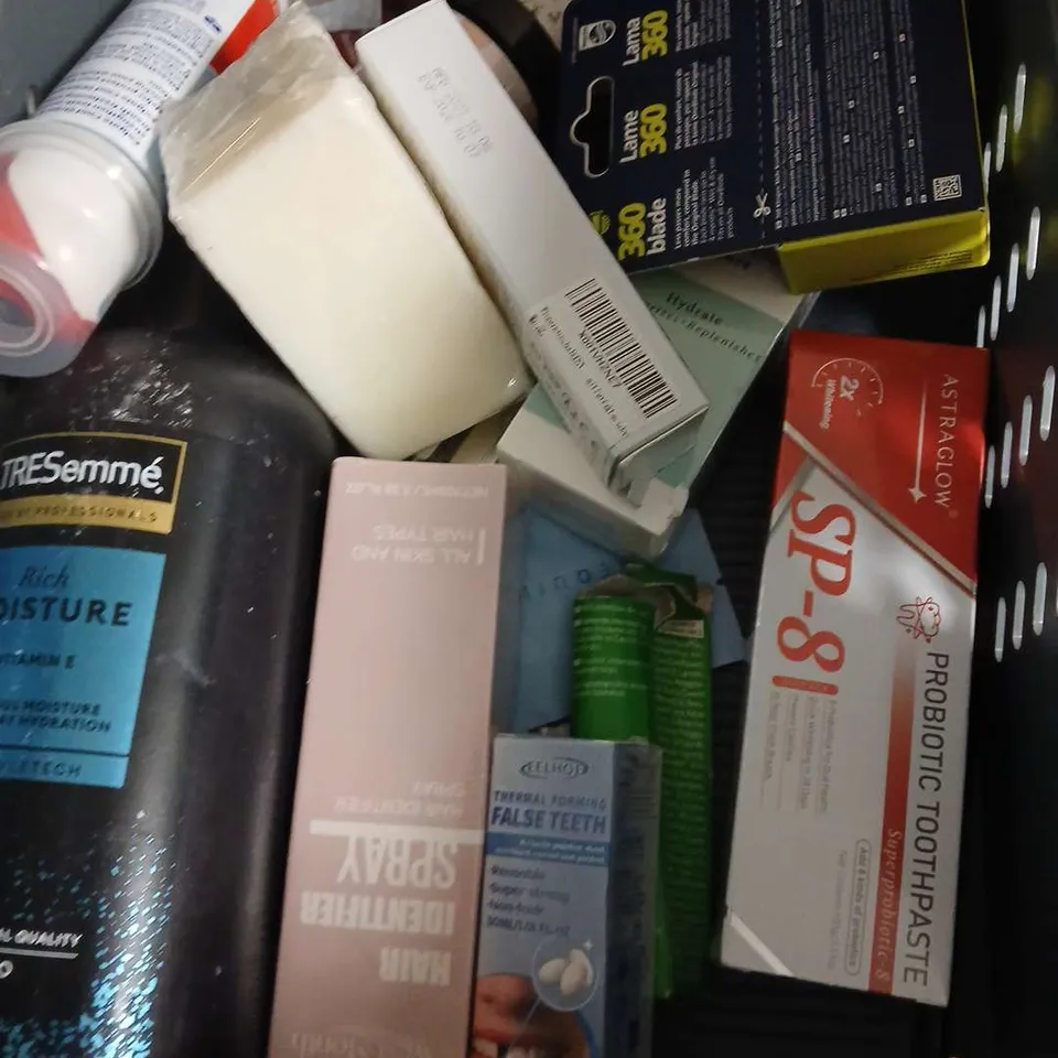 APPROXIMATEY 20 ASSORTED HEALTH AND BEAUTY PRODUCTS TO INCLUDE - QUASI COLLAGEN GLOW UP MASK - WILLIAM MORRIS HAND CREAM - MONDAY MOISTURE SHAMPOO - ETC