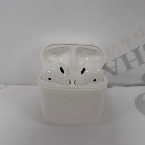 APPLE AIRPODS IN WHITE WITH CHARGING CASE