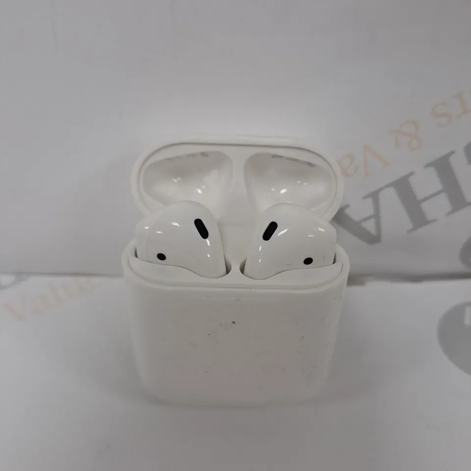 APPLE AIRPODS IN WHITE WITH CHARGING CASE 