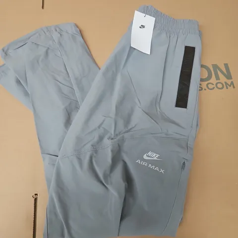 NIKE AIR MAX STANDARD FIT STRAIGHT LEG TRACKSUIT BOTTOMS IN GREY - MEDIUM