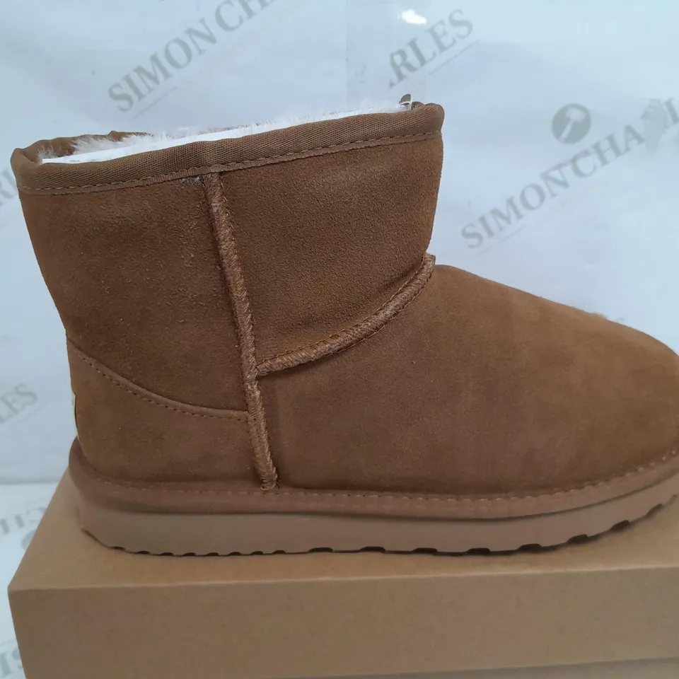 BOXED PAIR OF AUS WOOLI BONDI SHOES IN CHESTNUT TAN - UK 6