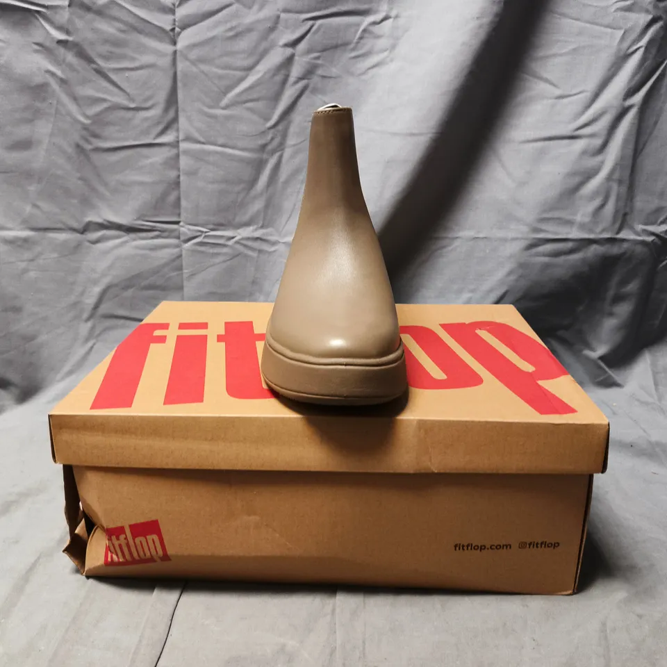 BOXED PAIR OF FITFLOP FLATFORM CHELSEA BOOTS IN MINKY GREY SIZE UK 5