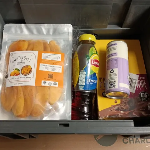 APPROX 5 ASSORTED FOOD AND DRINK ITEMS TO INCLUDE LIPTONS ICED TEA, SPICY MANGO AND PEAR JUICE 