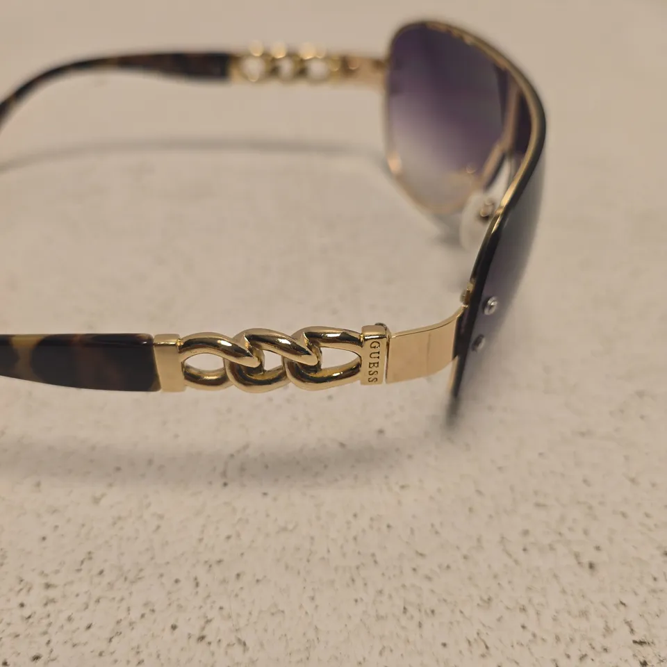 GUESS SUNGLASSES – GOLD-TONE FRAME, TORTOISESHELL ARMS, GRADIENT LENSES 