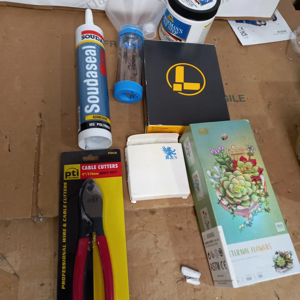 LOT OF ASSORTED HOUSEHOLD ITEMS 