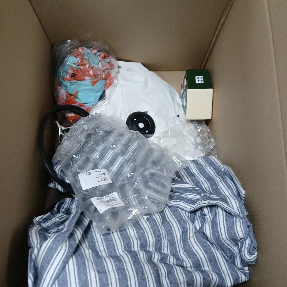 BOX OF APPROXIMATELY 10 HOUSEHOLD ITEMS TO INCLUDE PULSE WRIST COOLER, MOULD, LICHEN AND ALGAE REMOVER AND HOUSE ORNAMENTS