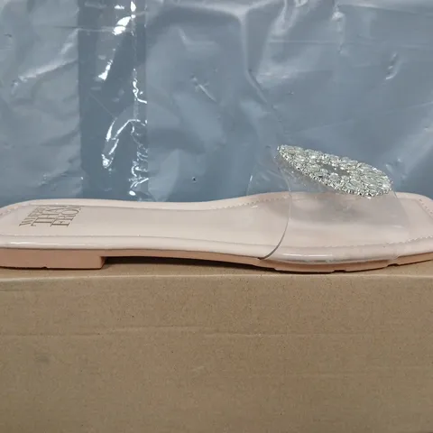 BOXED PAIR OF WHERES THAT FROM OPEN TOE FLIP FLOPS - UK 8 