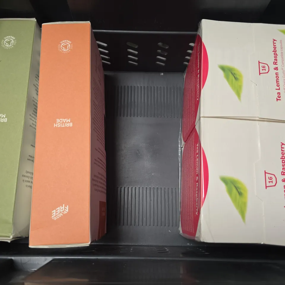 APPROXIMATELY 8 ASSORTED FOOD ITEMS TO INCLUDE - SALTED CARAMEL CREAMS , FOODLESS POMEGRANTE & BLUEBERRY JUICE ETC