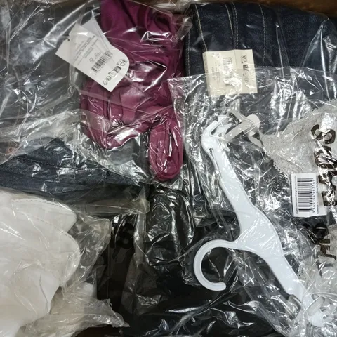 APPROXIMATELY 15 ASSORTED CLOTHING ITEMS IN VARIOUS SIZES, COLOURS & STYLES TO INCLUDE PADDED BRALETTE, LOW RISE WIDE JEAN, BOOTLET SWEATPANT, ETC