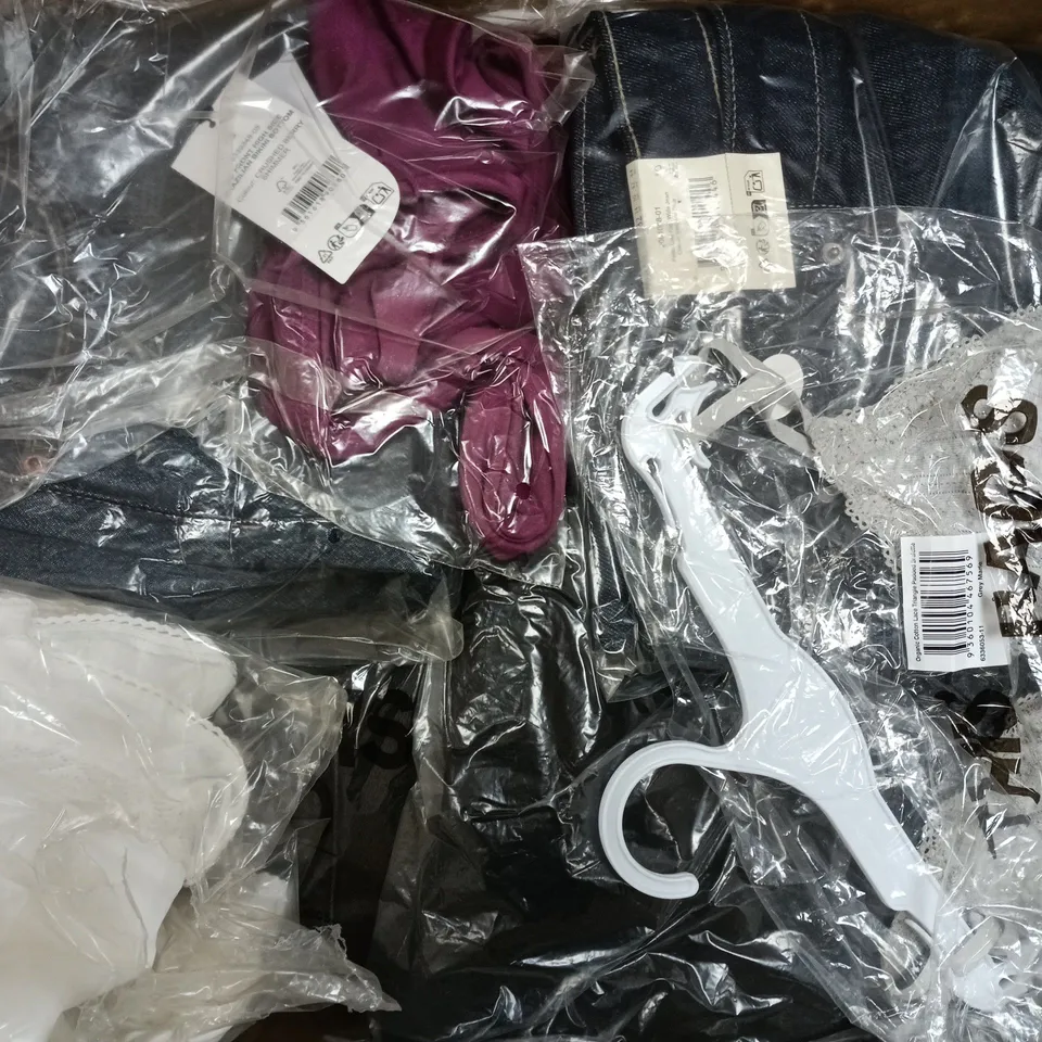 APPROXIMATELY 15 ASSORTED CLOTHING ITEMS IN VARIOUS SIZES, COLOURS & STYLES TO INCLUDE PADDED BRALETTE, LOW RISE WIDE JEAN, BOOTLET SWEATPANT, ETC