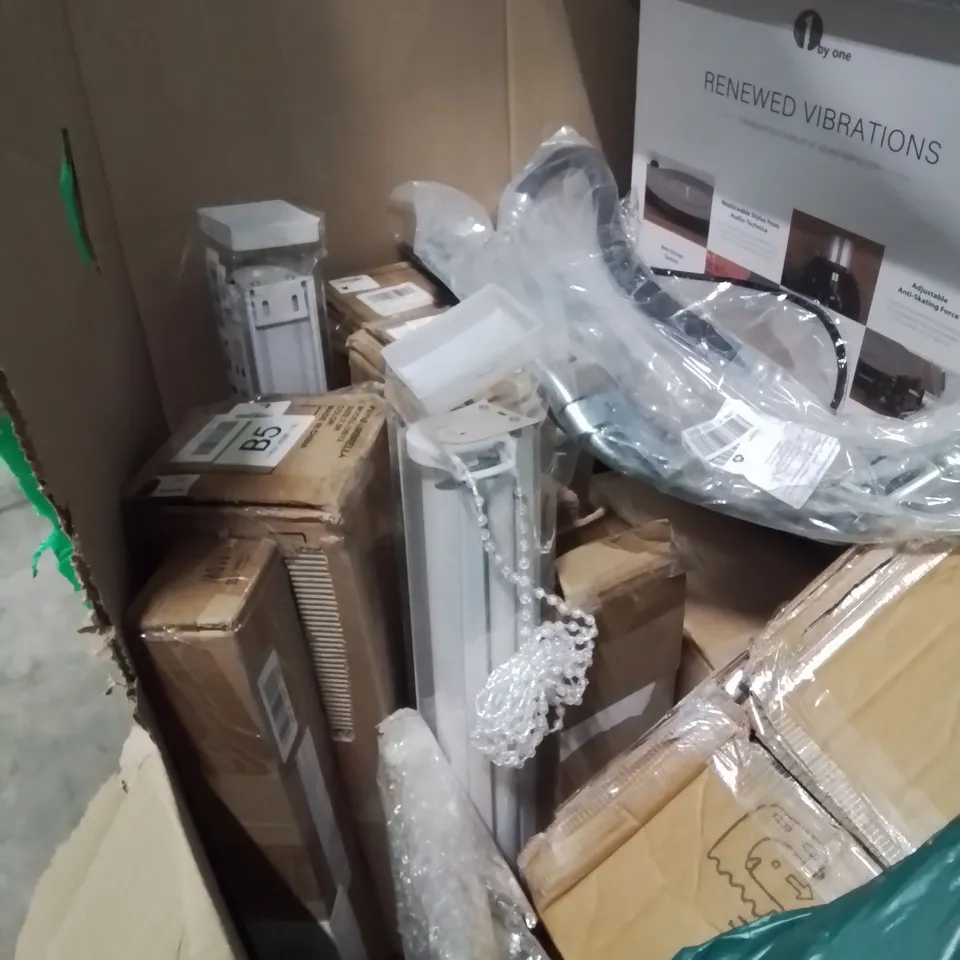 PALLET CONTAINING VARIOUS ASSORTED ITEMS TO INCLUDE: SEVERAL BOXED BLINDS, VINYL TURNTABLE, PET BED AND LOTS MORE UNMARKED BOXED ITEMS 