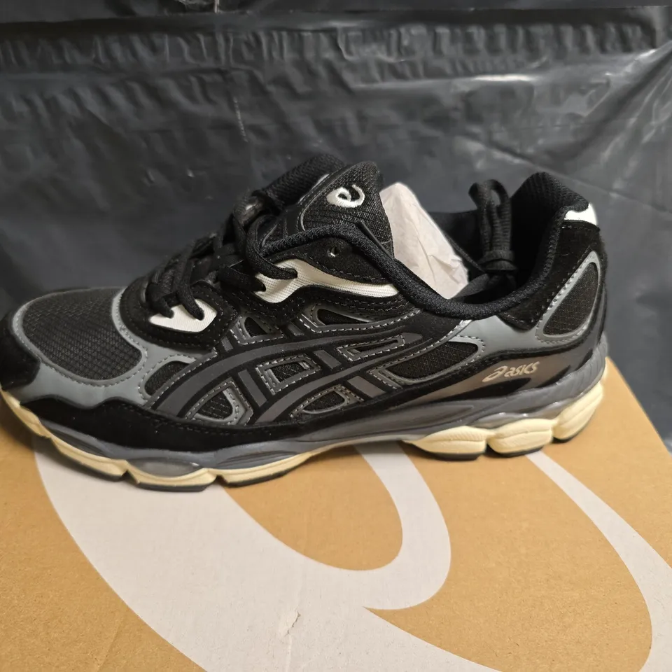 ASICS RUNNING SHOES – BLACK/BLACK, UK 8 (US 9) – BOXED 